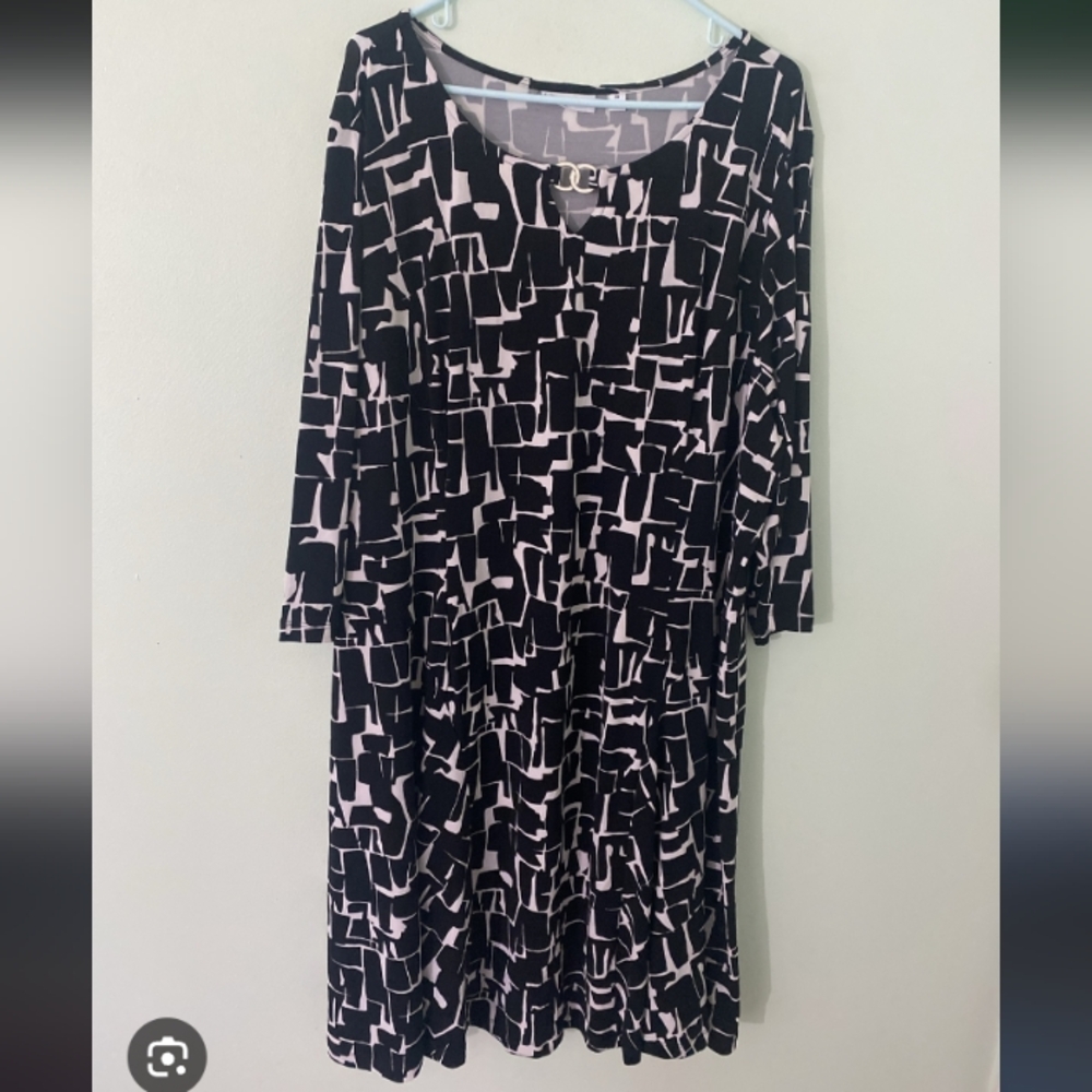 Susan Graver Black and White Abstract Long Sleeve Dress.Pit To Pit 22".New Condi